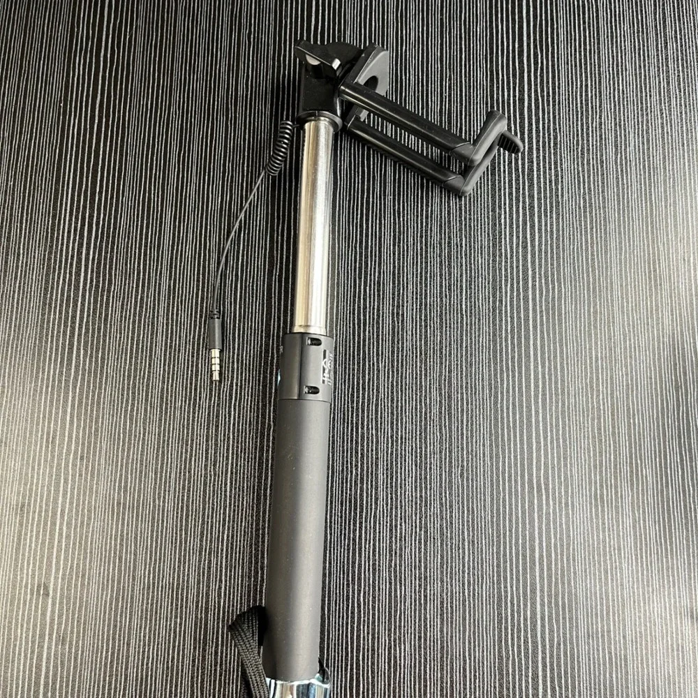 Anker Selfie Stick A7160 Wired Extendable Monopod Black Aluminum 31 Inch Max